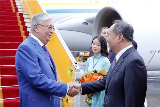 Tổng thống Cộng hòa Kazakhstan đến Hà Nội, bắt đầu chuyến thăm chính thức Việt Nam