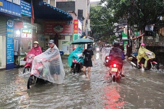 Hà Nội: Nhiều tuyến đường bị ngập do mưa lớn