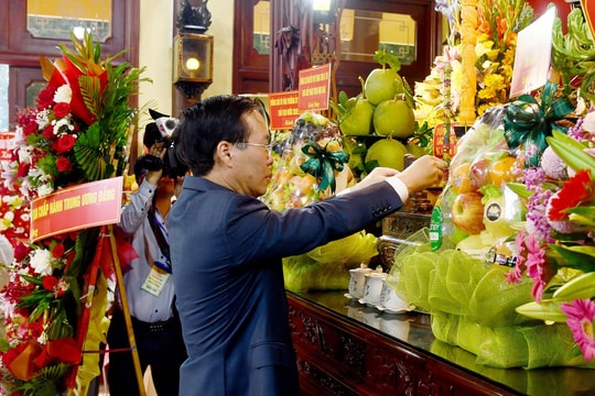 Chủ tịch nước dâng hương tưởng niệm Chủ tịch Tôn Đức Thắng