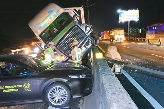 Xe đầu kéo tông sập dải phân cách trên cao tốc