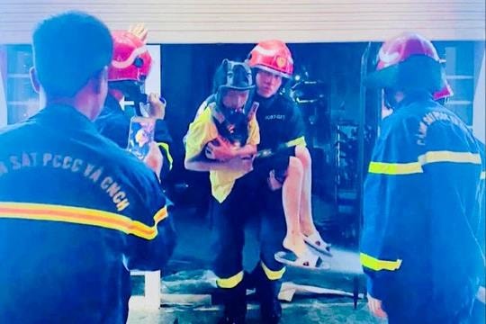 Kịp thời cứu 3 người mắc kẹt trong đám cháy ở Hải Phòng 
