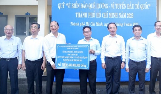 Trao 400 triệu đồng ủng hộ Quỹ "Vì biển đảo quê hương - Vì tuyến đầu Tổ quốc"