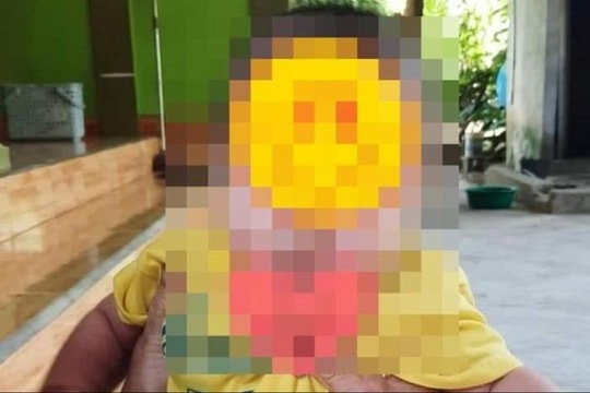Cháu bé 4 tháng tuổi bị bỏ rơi ở ki ốt đóng gạch