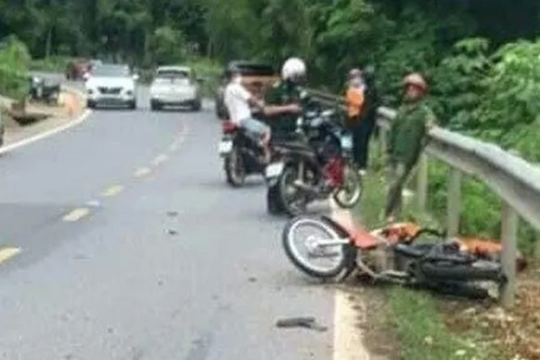 Hai xe máy va chạm, 4 người bị thương