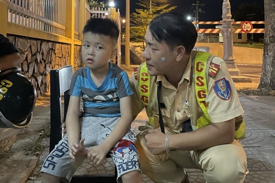Cảnh sát giao thông đưa cháu bé đi lạc về với gia đình