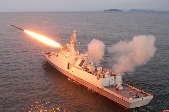 Triều Tiên: Chủ tịch Kim Jong Un thị sát các vụ thử tên lửa hành trình