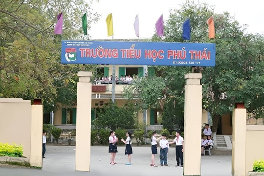 Xác minh thông tin vận động học sinh đóng quỹ để xây sân bóng