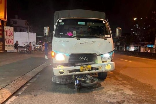 Sau va chạm, nam thanh niên bị xe tải kéo lê 30m