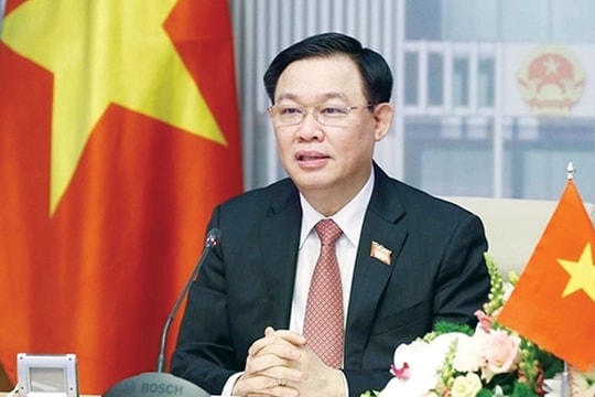 Chủ tịch Quốc hội Vương Đình Huệ chúc mừng tân Chủ tịch Quốc hội Vương quốc Campuchia