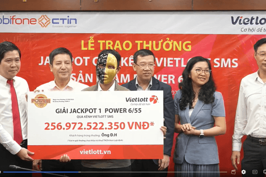 NSƯT Chí Trung: “Nếu trúng Vietlott vẫn chọn đeo mặt nạ”