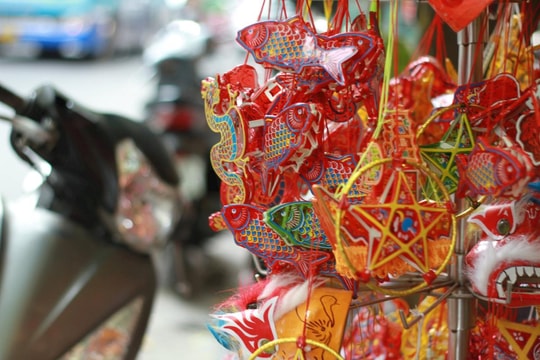 Phố Hàng Mã rực rỡ sắc màu trước dịp Trung thu