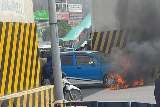 Hà Nội: Ô tô bốc cháy giữa ngã tư