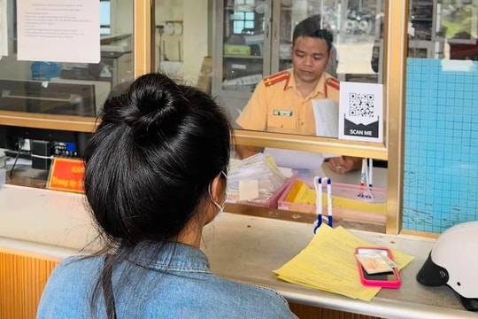 Quảng Trị: Xử phạt nữ sinh viên biểu diễn xiếc trên đường Hùng Vương