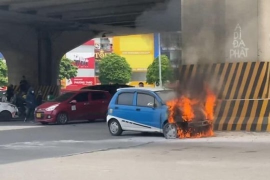 Một ô tô bất ngờ bốc cháy dữ dội trên đường
