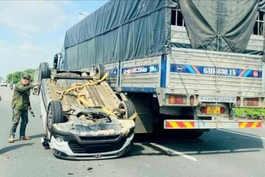 Va chạm xe tải, xe du lịch lật ngửa