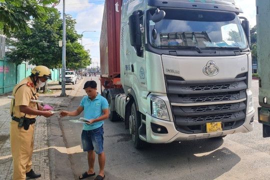 TP.HCM: Gần 1.500 trường hợp vi phạm sau 1 tuần kiểm soát container, xe khách