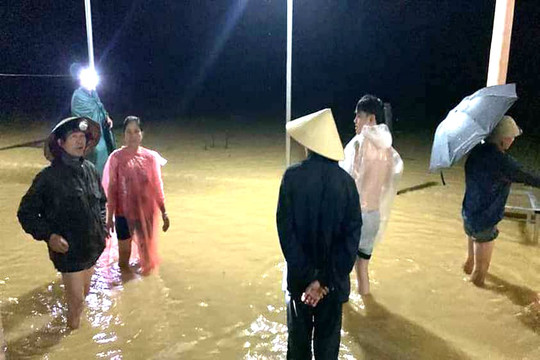 Nghệ An: Mưa lớn gây ngập, nhiều hộ dân thức trắng đêm dọn đồ