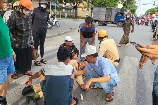 Một CSTG bị tông ngã khi đang làm nhiệm vụ