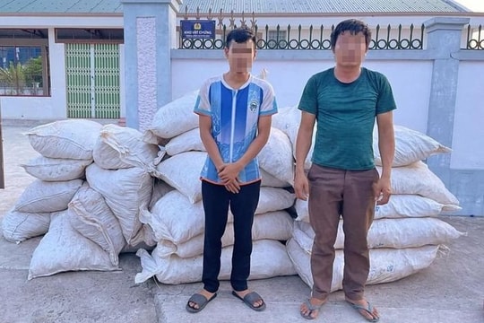 Bắt hai đối tượng vận chuyển hàng lậu
