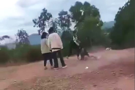 Nữ sinh bị đánh hội đồng, quay video