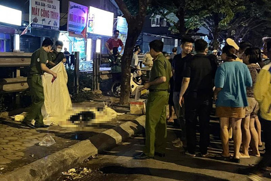 Hà Nội: Tàu hỏa va chạm với xe máy, hai người thương vong