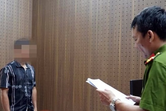 Hiếp dâm con riêng của vợ, cha dượng bị khởi tố