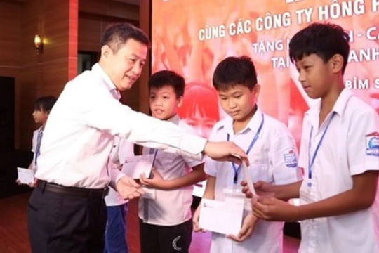 Chắp cánh ước mơ cho học sinh có hoàn cảnh khó khăn tới trường