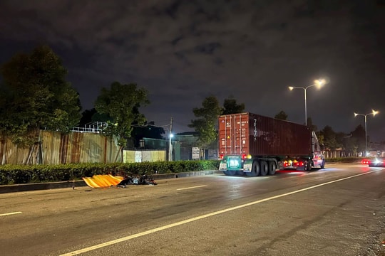 Mô tô phân khối lớn va chạm container, nạn nhân văng 10m tử vong