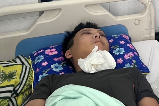 Nam thanh niên bị đánh bất tỉnh trên QL 1A phải chuyển ra Hà Nội