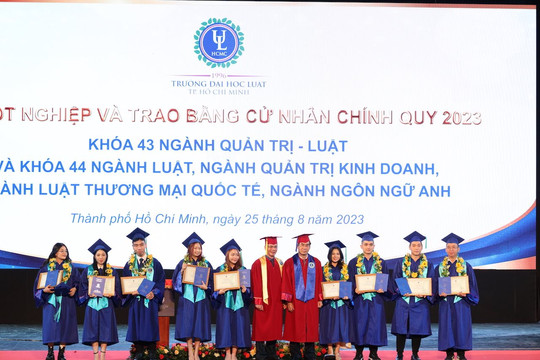 Đại học Luật TP.HCM trao bằng cử nhân cho gần 1.500 sinh viên
