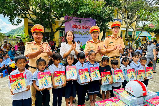 Tuyên truyền Luật An toàn giao thông và tặng 1000 cuốn sách cho học sinh tiểu học