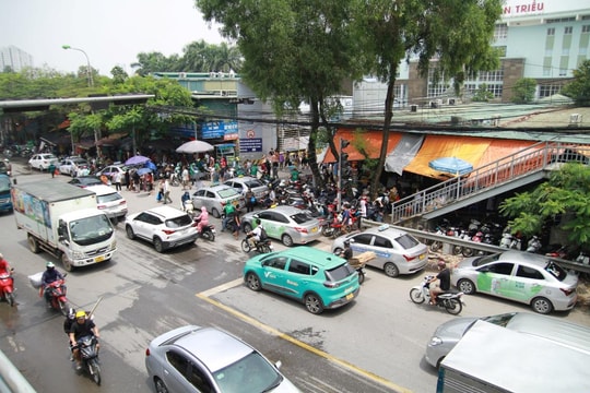 Cầu, hầm đi bộ không chỉ để đi bộ?