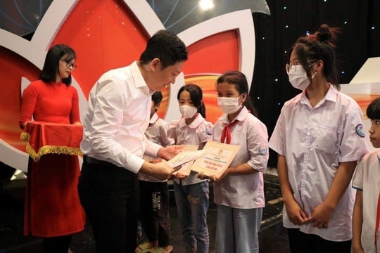 Công ty Núi Pháo trao học bổng cho học sinh có hoàn cảnh khó khăn