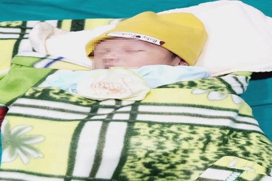 Bé trai bị bỏ rơi trước cổng chùa