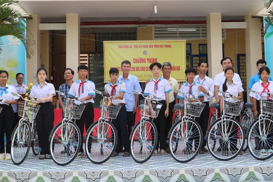 Tặng quà cho học sinh có hoàn cảnh khó khăn tại Sóc Trăng