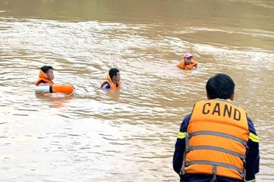 Tìm kiếm nạn nhân mất tích trên sông Bé