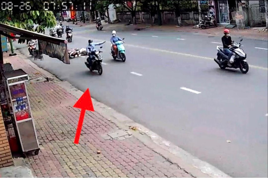 [VIDEO] Bất ngờ bị giật dây chuyền, nạn nhân ngã nhào trên đường