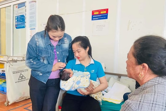 Nghệ An: Gia đình bé trai bị bỏ rơi ở sân chùa đã đến nhận lại con