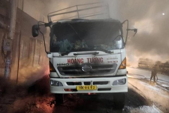 Cháy xe tải chở vỏ hạt điều trên Quốc lộ 51