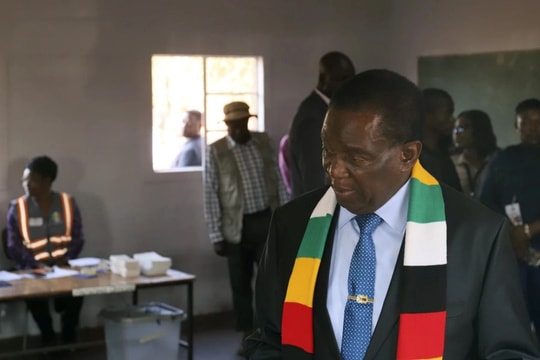 Tổng thống Zimbabwe tái đắc cử