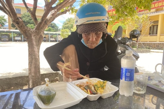 Công an huyện Phú Lộc giúp bà cụ đi lạc gần 800km trở về nhà