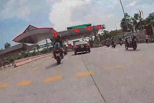 Đoàn xe mô tô phân khối lớn vượt trạm thu phí vào cao tốc, tông bị thương Cảnh sát giao thông