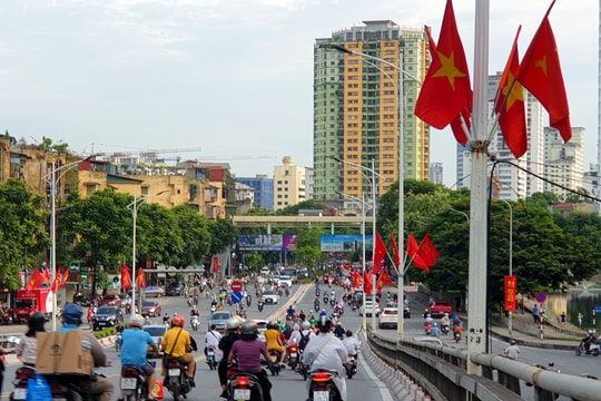 Hà Nội rực rỡ cờ đỏ sao vàng chào mừng Quốc khánh 2/9