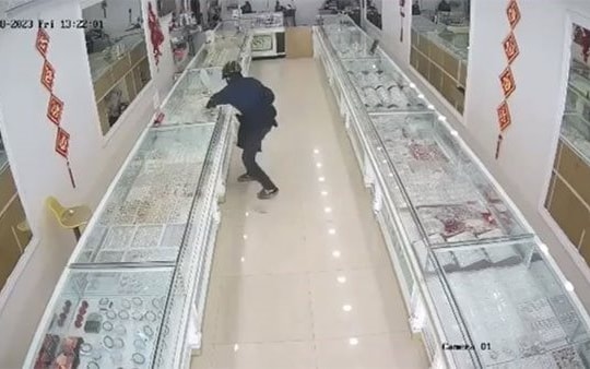 Đang chấp hành án treo vẫn táo tợn cướp tiệm vàng giữa ban ngày