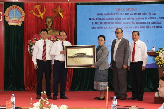 Chánh án TANDTC Lào Viêng Thoong Sỉ-phăn-đon thăm và làm việc tại TAND tỉnh Hà Nam