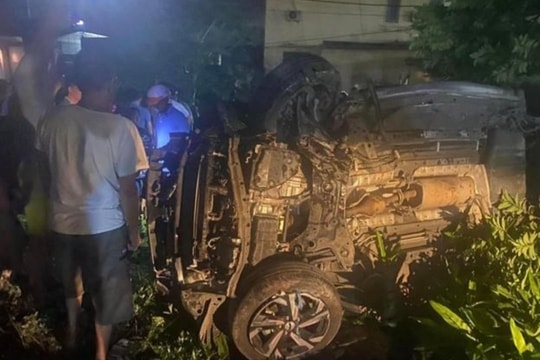 Ô tô băng qua đường sắt bị tàu hoả tông trúng, 9 người bị thương