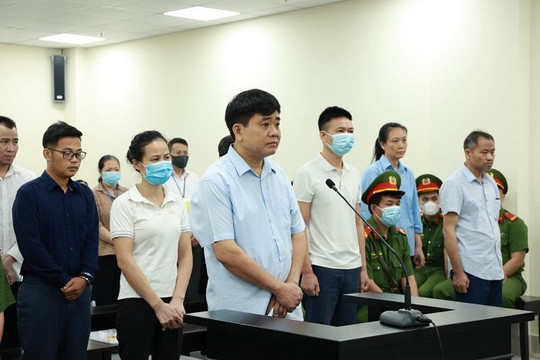 Cựu Chủ tịch Nguyễn Đức Chung bị tuyên phạt 18 tháng tù vụ “thổi giá” cây xanh