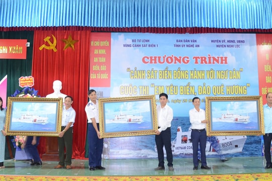 Bộ Tư lệnh Vùng Cảnh sát biển với chương trình “Cảnh sát biển đồng hành với ngư dân" tại Nghệ An