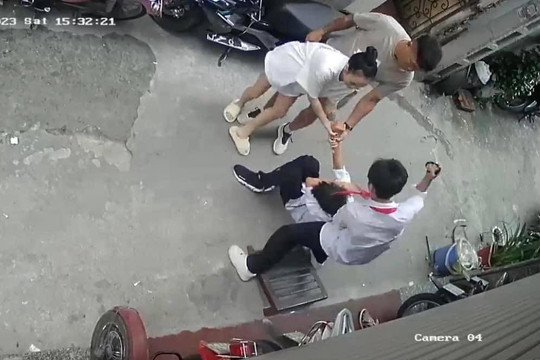 Xác minh clip nam sinh cấp 2 bị đánh hội đồng ở Đông Anh
