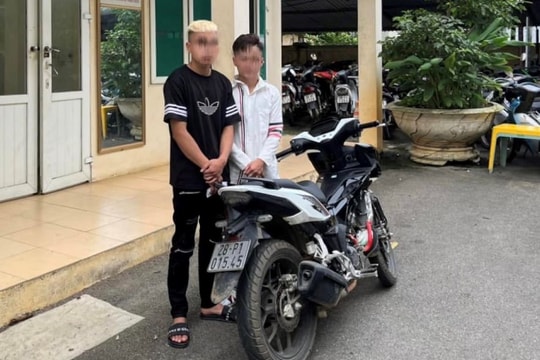 2 thanh niên bốc đầu xe, che biển số nhận kết đắng